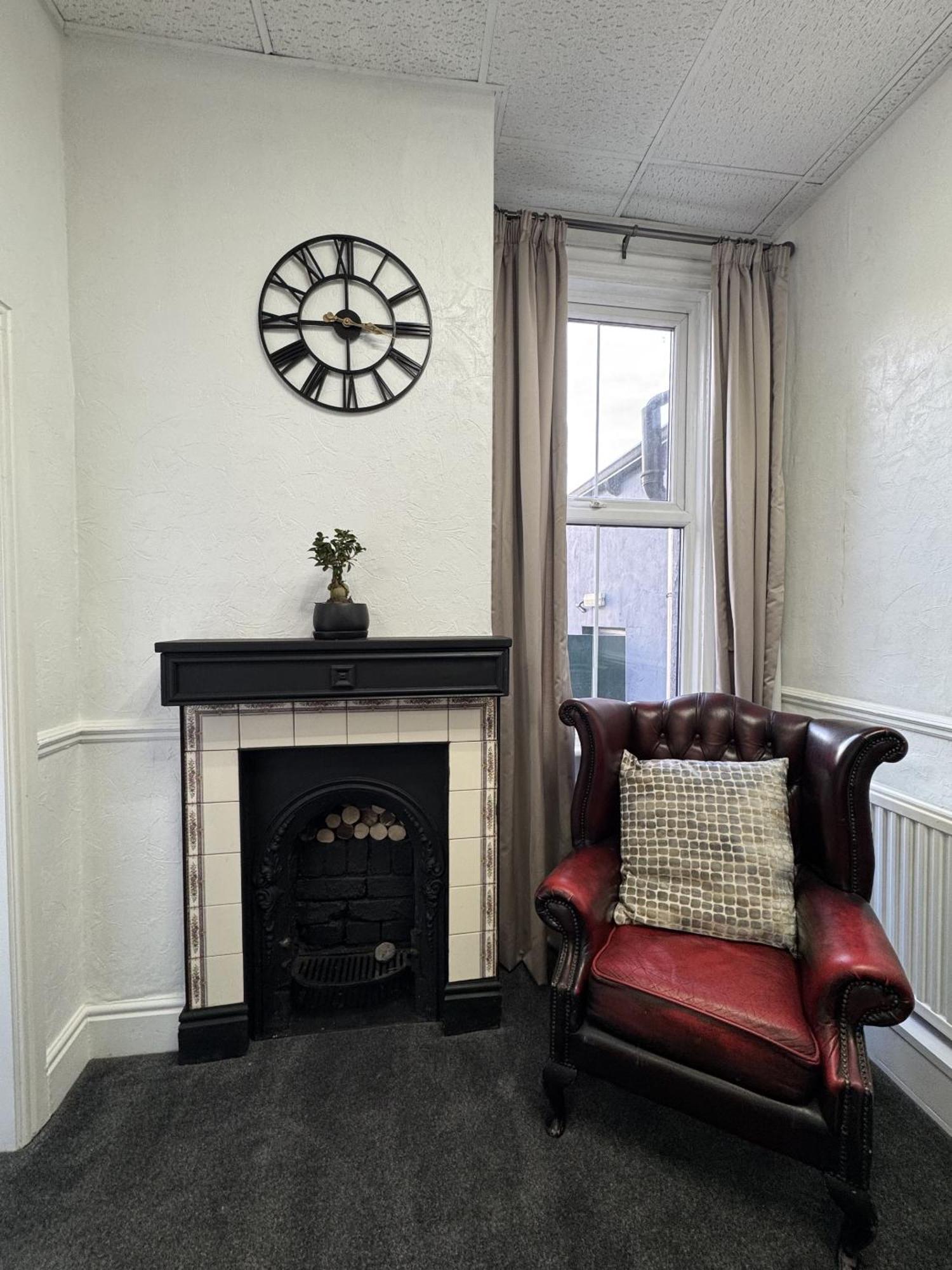 The Wickham Arms Hotel Cleckheaton Room photo