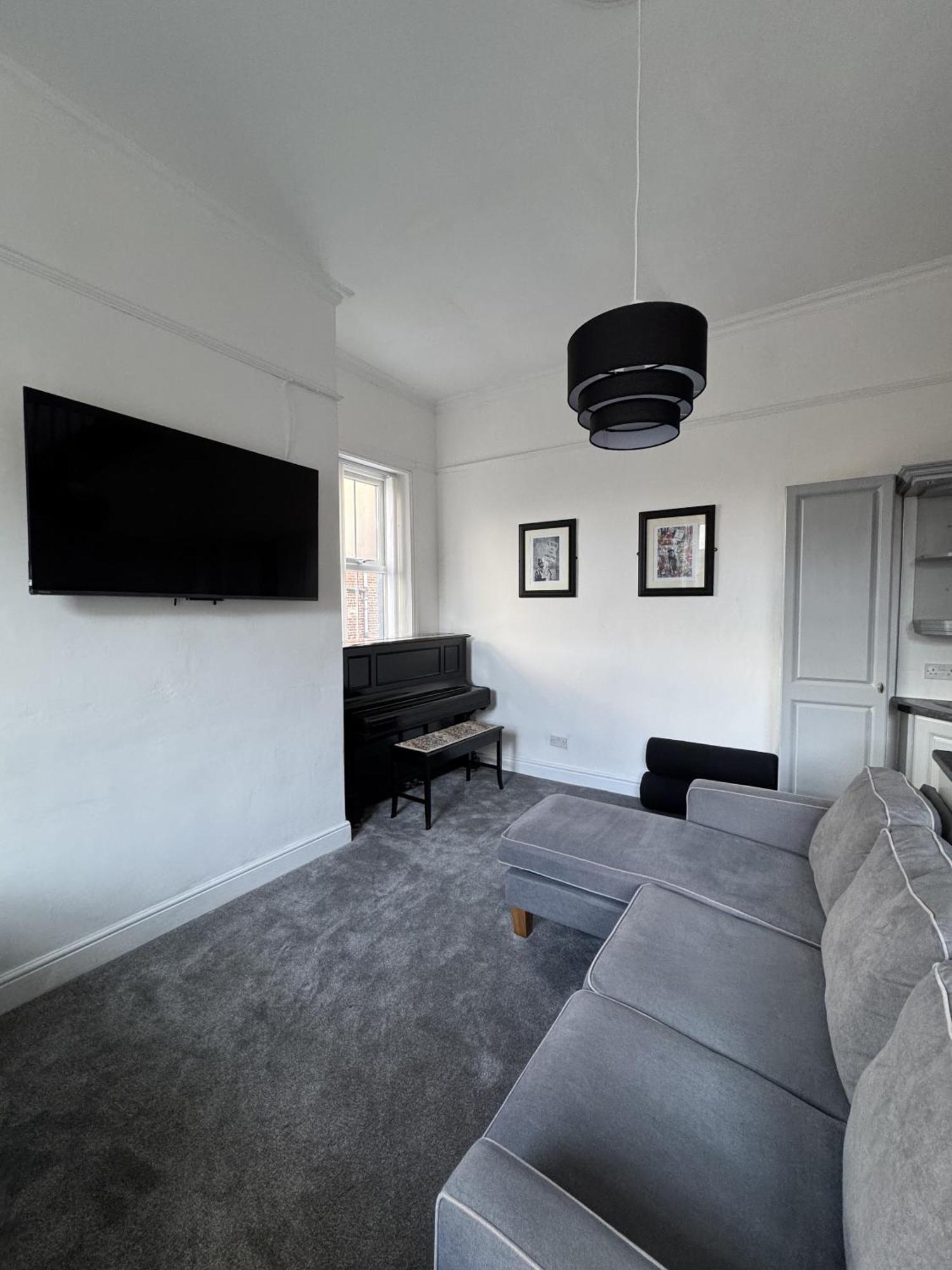 The Wickham Arms Hotel Cleckheaton Room photo